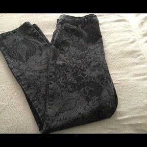Women’s Gloria Vanderbilt Jeans  Size 12 Length 27 , Color Black and Grey.
